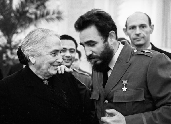 Durante su visita a la URSS, Fidel Castro se reunió con los líderes del movimiento comunista internacional.En la foto: Fidel con la presidenta del partido comunista de España, Dolores Ibárruri, en una recepción en el Kremlin, el 21 de enero de 1964. - Sputnik Mundo