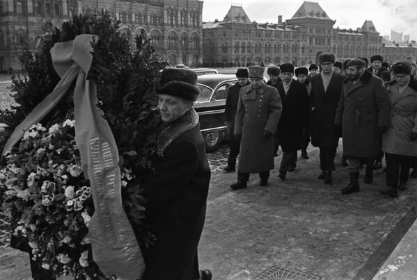 Fidel Castro y su delegación durante una ceremonia de ofrenda floral en el mausoleo de Lenin en la Plaza Roja, el 13 de enero de 1964. - Sputnik Mundo