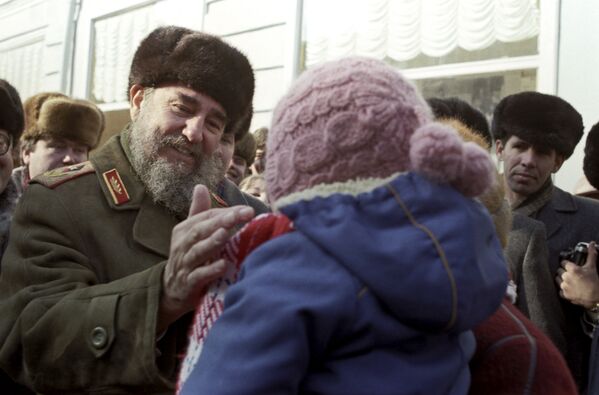 Incluso tras el colapso de la URSS y el enfriamiento de las relaciones con Moscú, Fidel Castro habló con calidez sobre el pueblo ruso.En la foto: Fidel Castro durante un paseo por la calle Arbat en Moscú, el 7 de marzo de 1986. - Sputnik Mundo