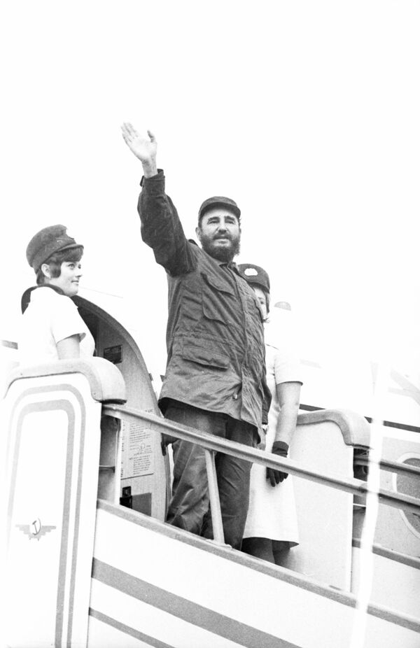 Fidel Castro aborda un avión después de concluir una visita oficial a la URSS, el 5 de julio de 1972. - Sputnik Mundo