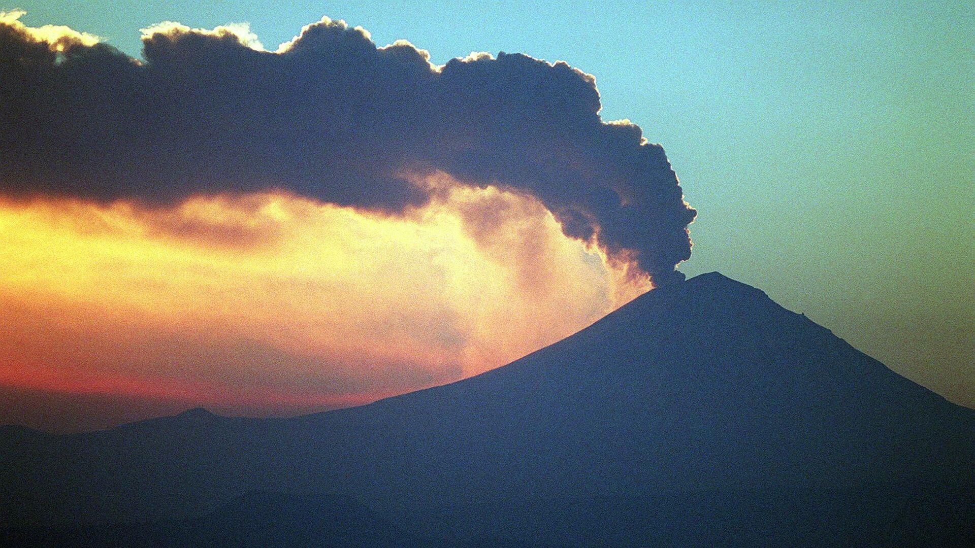 El volcán mexicano Popocatéptl  - Sputnik Mundo, 1920, 13.01.2022