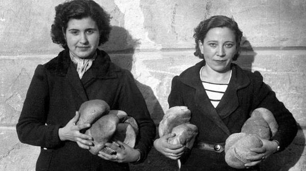 Mujeres con pan tras la Guerra Civil española - Sputnik Mundo
