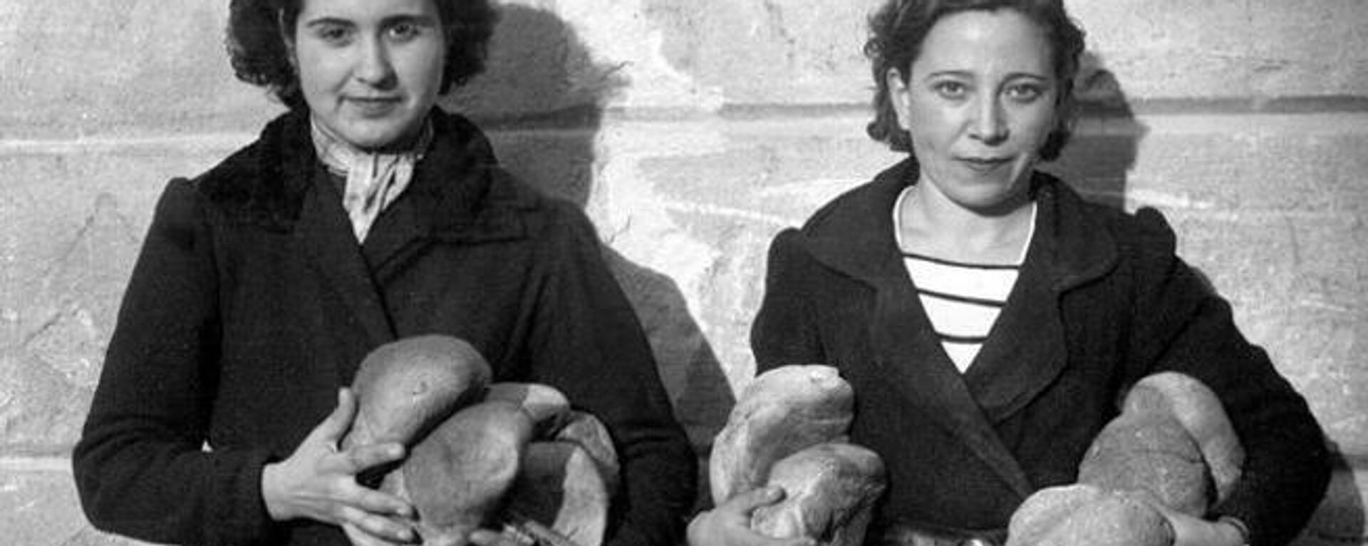 Mujeres con pan tras la Guerra Civil española - Sputnik Mundo, 1920, 20.01.2022