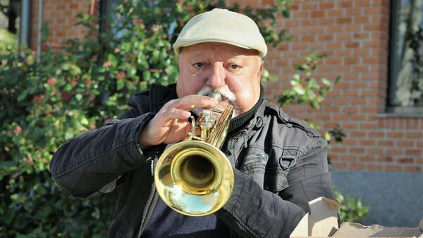 Miguel, trompetista en El Retiro, principal parque de Madrid - Sputnik Mundo