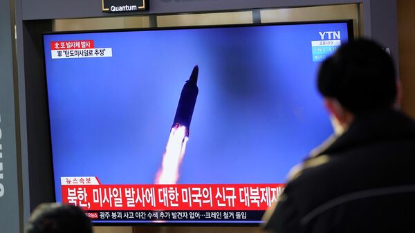 Una noticia en la televisión sobre la prueba de misiles de Corea del Norte (archivo) - Sputnik Mundo
