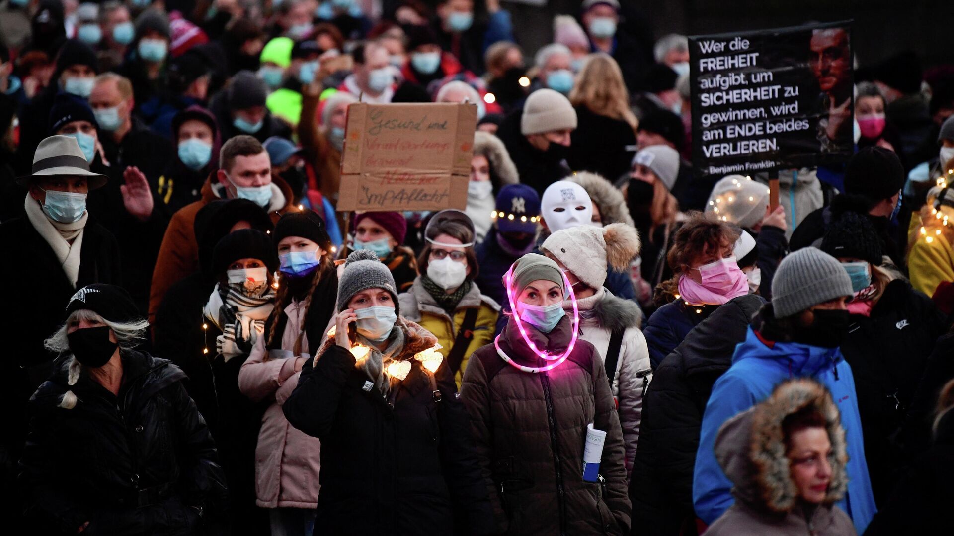 Protesta en Hamburgo contra las restricciones anti-COVID-19, el 18 de diciembre de 2021 - Sputnik Mundo, 1920, 15.01.2022