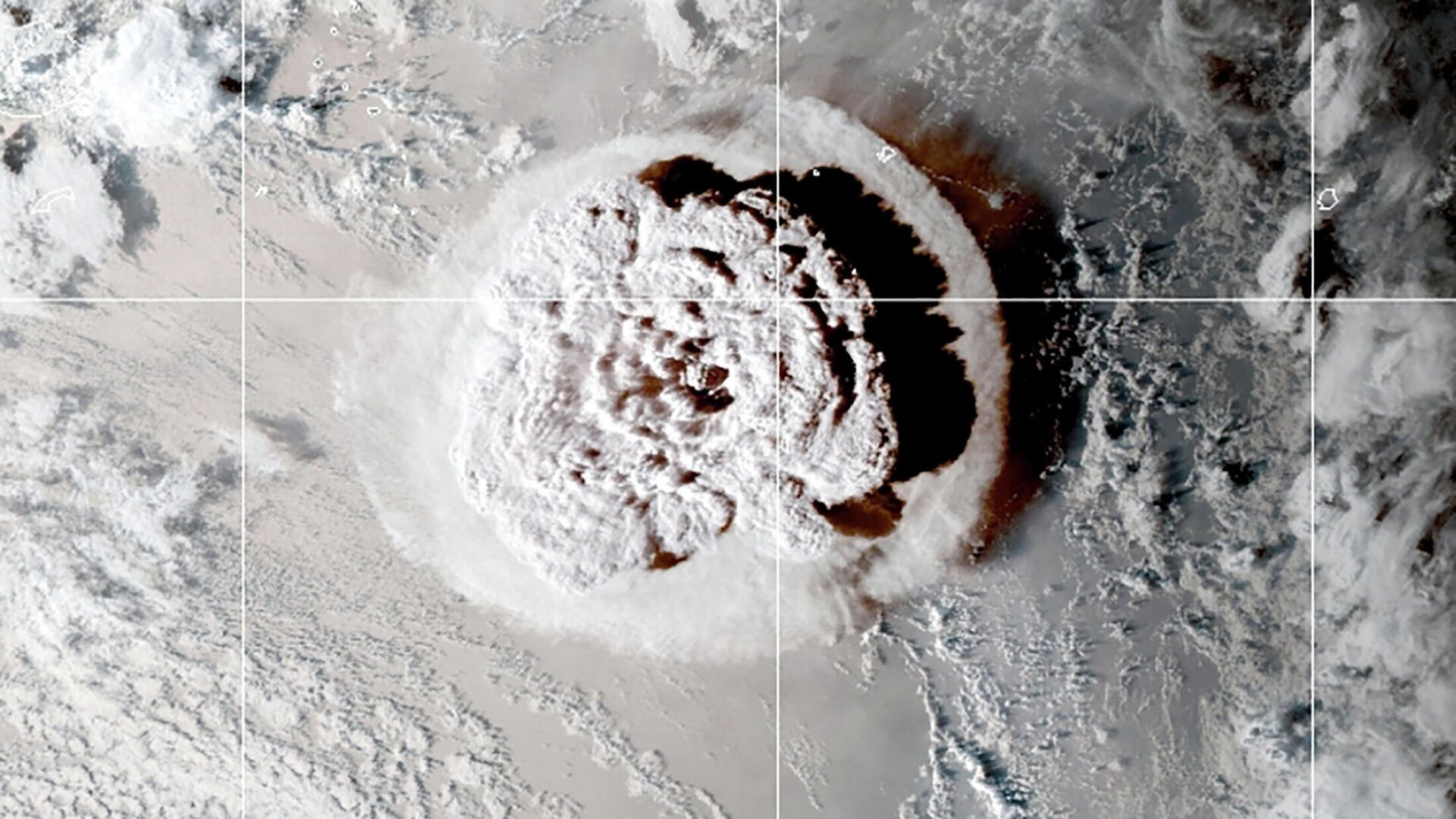Vista satelital de la erupción del volcán submarino cerca de Tonga - Sputnik Mundo, 1920, 15.01.2022