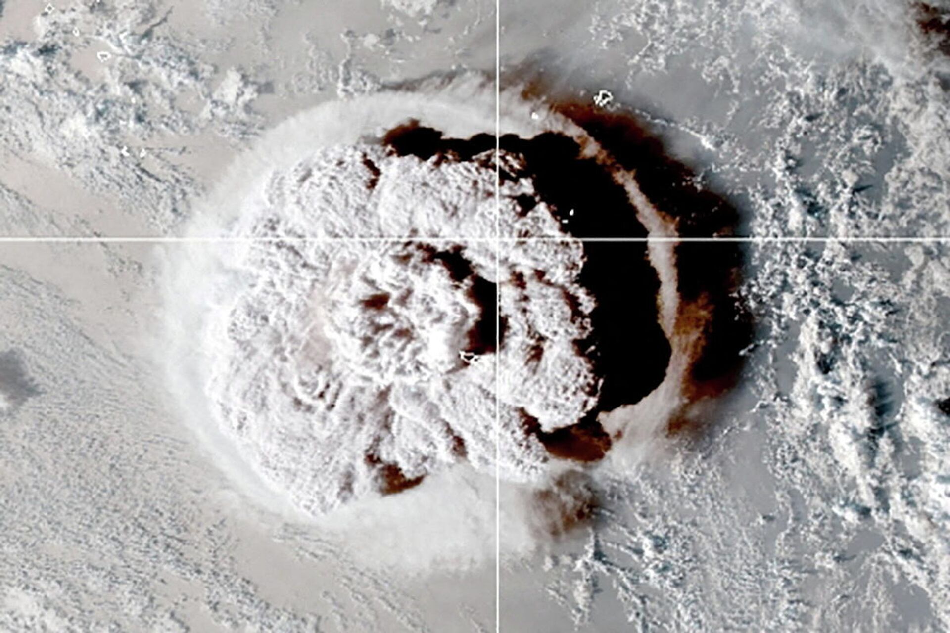Una imagen satelital muestra la erupción del volcán en Tonga - Sputnik Mundo, 1920, 15.01.2022