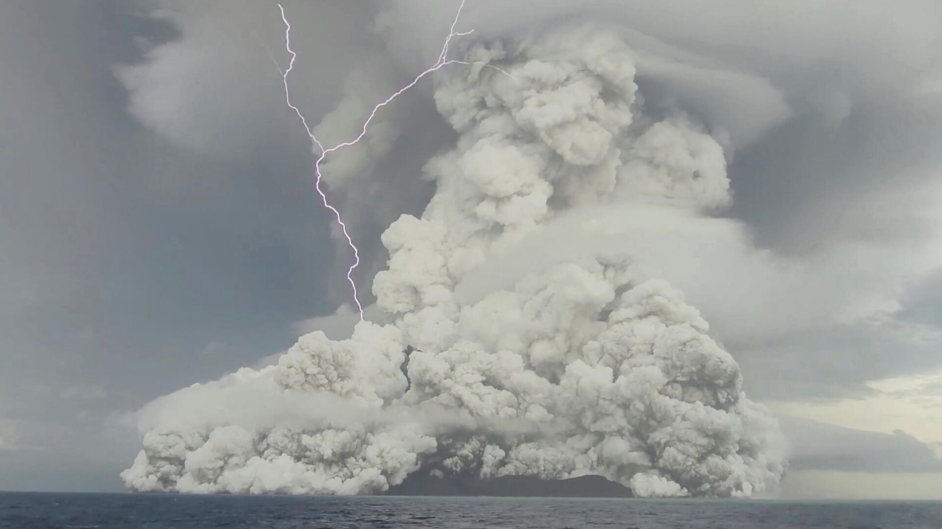 Erupción del volcán Hunga en las islas de Tonga - Sputnik Mundo, 1920, 27.01.2022