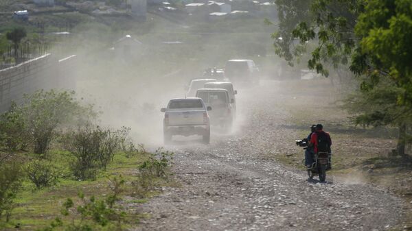 Una caravana se dirige al aeropuerto tras salir de la sede de los Ministerios de Ayuda Cristiana en Titanyen, Haití - Sputnik Mundo