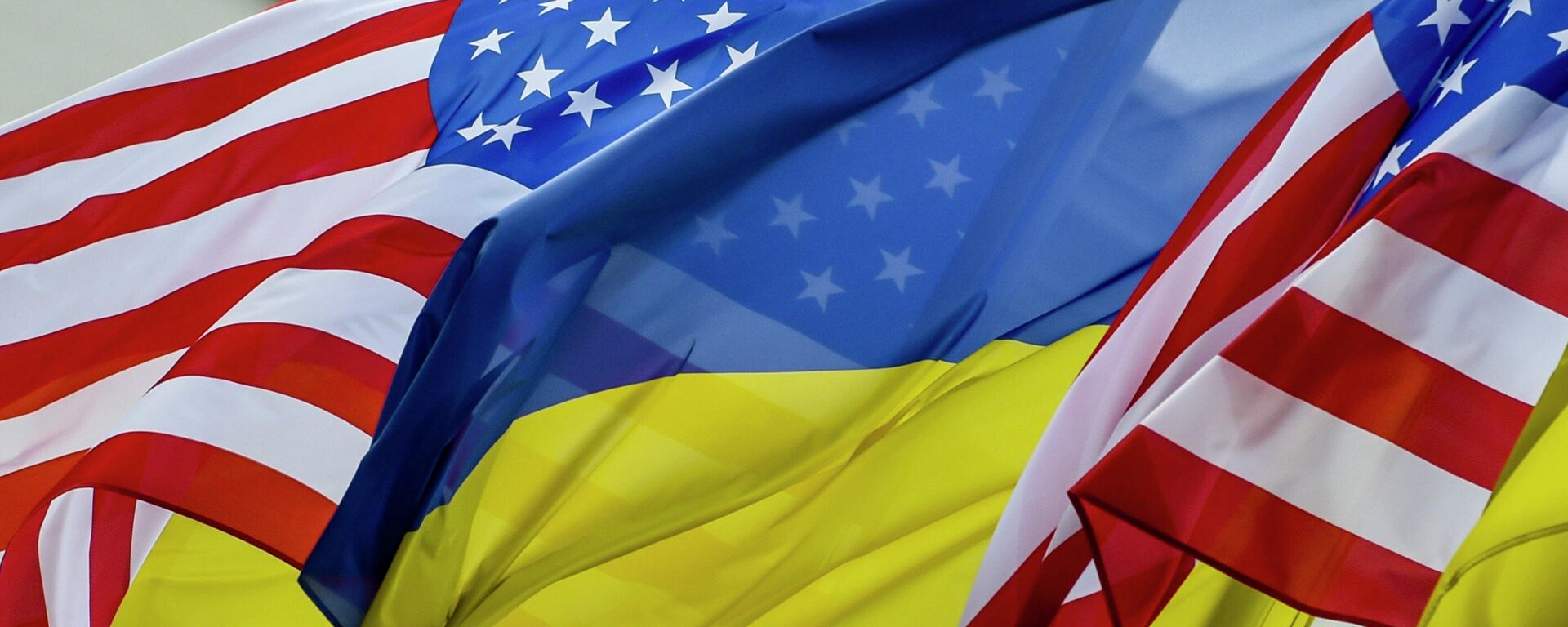 Banderas de EEUU y Ucrania - Sputnik Mundo, 1920, 24.12.2022