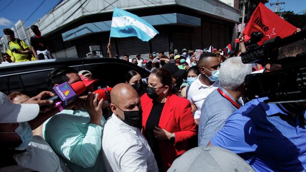 La presidenta electa de Honduras, Xiomara Castro, afuera del Congreso, rodeada de sus partidarios - Sputnik Mundo
