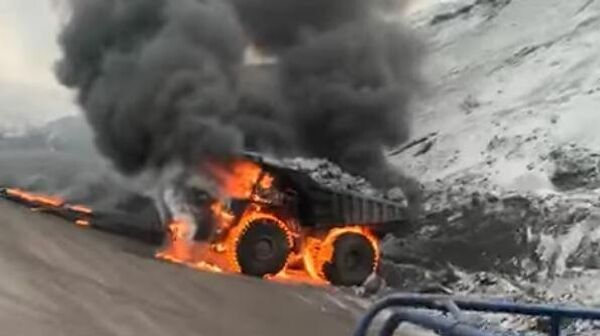 Un camión minero Belaz envuelto en llamas - Sputnik Mundo