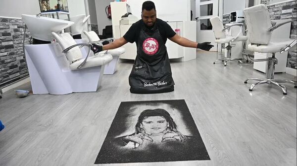 Un peluquero artista de Madrid hace retratos con el cabello que corta a sus clientes  - Sputnik Mundo