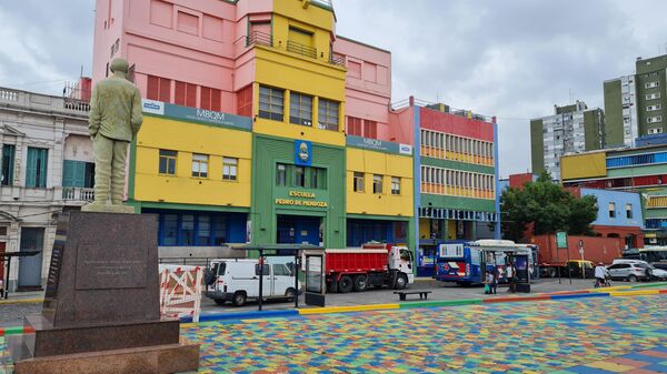 El imponente edificio de colores alberga una escuela, un teatro, el museo y su antigua residencia - Sputnik Mundo