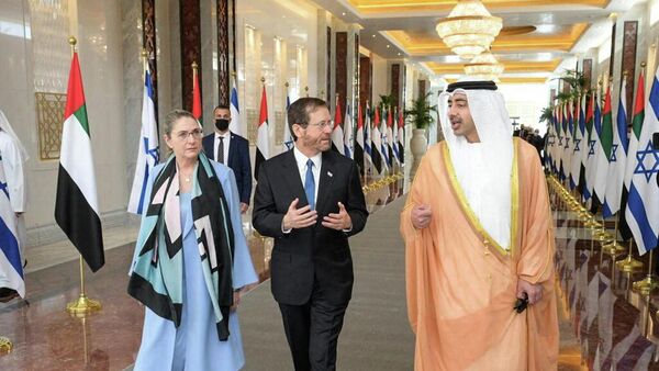 El presidente israelí, Isaac Herzog, y la primera dama, Michal Herzog, en Abu Dabi - Sputnik Mundo