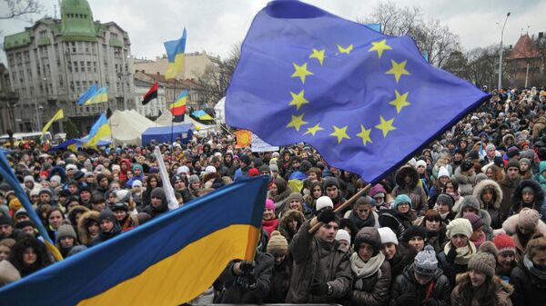 Participantes ucranianos en una manifestación a favor de la integración europea frente al monumento a Tarás Shevchenko en Lviv. - Sputnik Mundo
