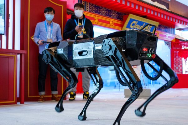 Los robots también están involucrados en el trabajo en las zonas olímpicas.En la foto: un perro robot en el principal centro de prensa de los XXIV Juegos Olímpicos de Invierno en Pekín. - Sputnik Mundo