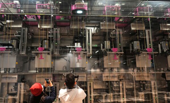 Un sistema robotizado de reparto de alimentos en el centro de prensa principal de los XXIV Juegos Olímpicos de Invierno de Pekín. - Sputnik Mundo