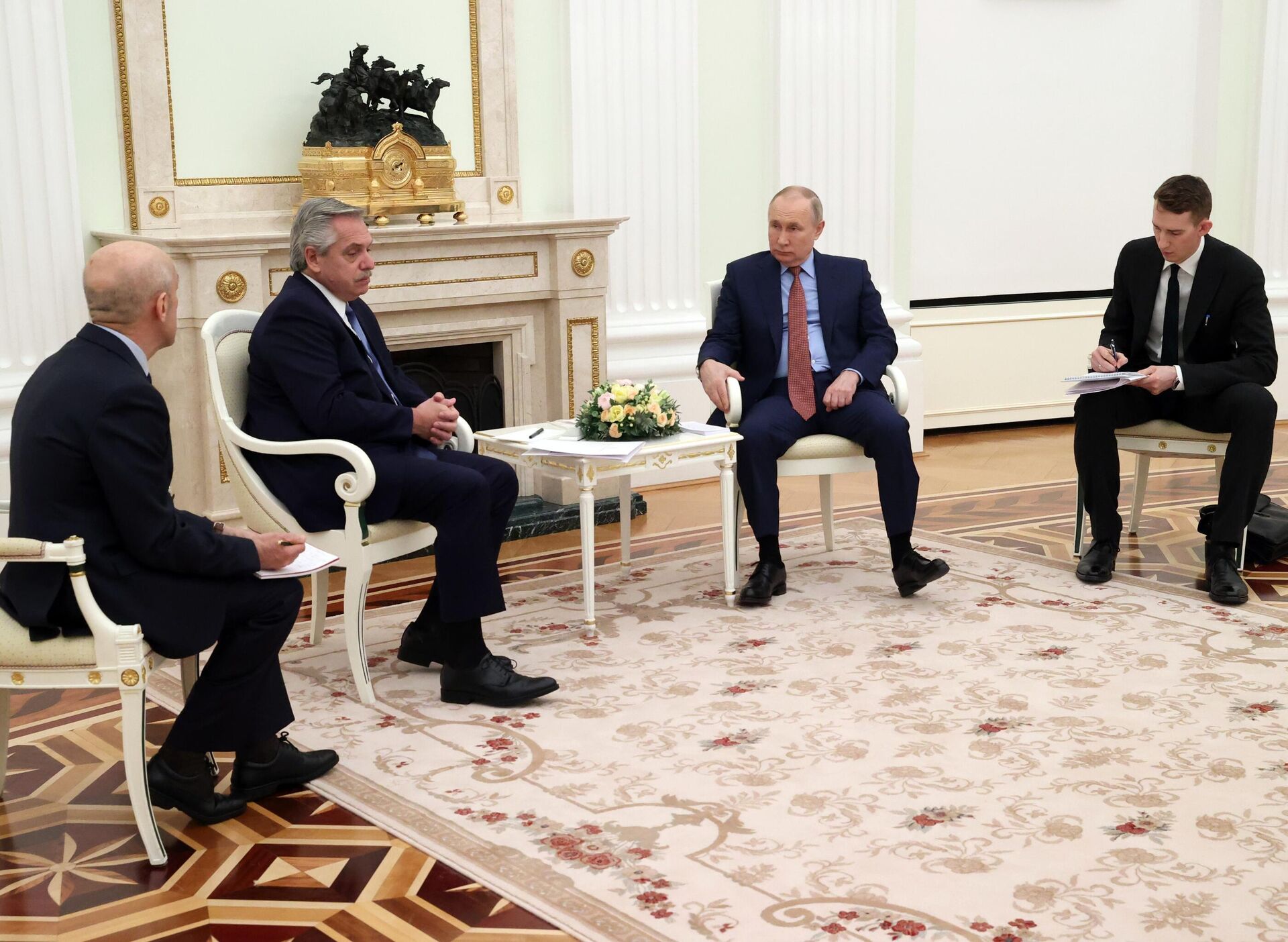 El presidente ruso Vladimir Putin y el presidente argentino Alberto Fernández (segundo por la izquierda) durante una reunión en el Kremlin - Sputnik Mundo, 1920, 03.02.2022