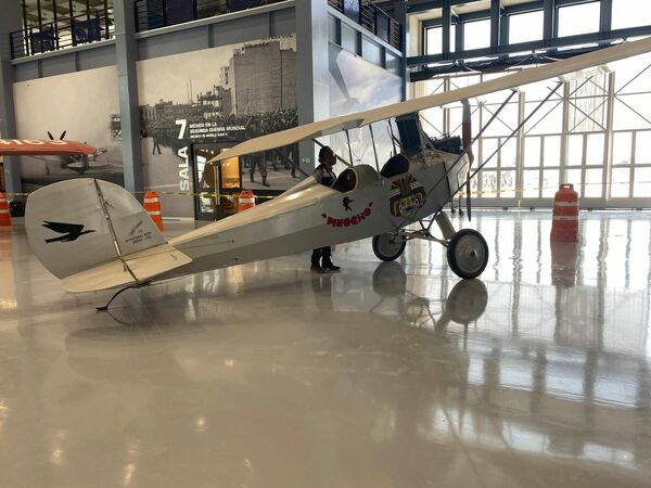 Este avión de corte militar fue creado por un joven oriundo de Zitácuaro, Michoacán: Miguel Carrillo Anaya, quien ensambló esta aeronave guiado únicamente por una revista especializada en aviación que se divulgaba durante el Gobierno de Lázaro Cárdenas. El primer viaje de este avión fue de Zitácuaro a Morelia. El presidente Cárdenas quedó tan impresionado con el ingenio del joven de 27 años que ordenó su pase directo a la Escuela Nacional de Aviación. Este avión de corte militar fue creado por un joven oriundo de Zitácuaro, Michoacán: Miguel Carrillo Anaya, quien ensambló esta aeronave guiado únicamente por una revista especializada en aviación que se divulgaba durante el Gobierno de Lázaro Cárdenas. El primer viaje de este avión fue de Zitácuaro a Morelia. El presidente Cárdenas quedó tan impresionado con el ingenio del joven de 27 años que ordenó su pase directo a la Escuela Nacional de Aviación. - Sputnik Mundo