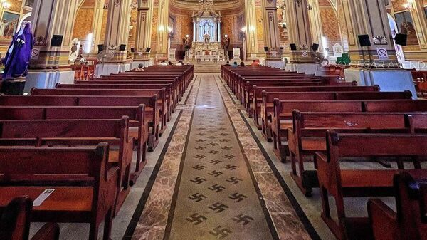 El pasillo central de la catedral de Tampico repleto de cruces gamadas. - Sputnik Mundo