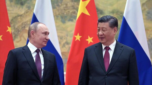 El presidente de Rusia, Vladímir Putin, al reunirse en Pekín con el presidente chino, Xi Jinping - Sputnik Mundo