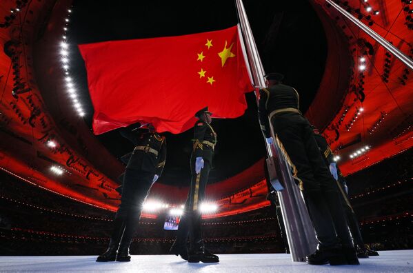 El izado de la bandera de China en la ceremonia de inauguración de los JJOO de Invierno de Pekín. - Sputnik Mundo