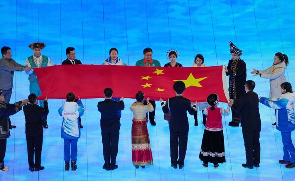 La bandera de China en la ceremonia de inauguración de los JJOO de Invierno de Pekín. - Sputnik Mundo