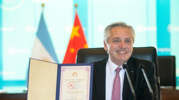 Alberto Fernández, presidente argentino recibe honoris causa de principal universidad china - Sputnik Mundo