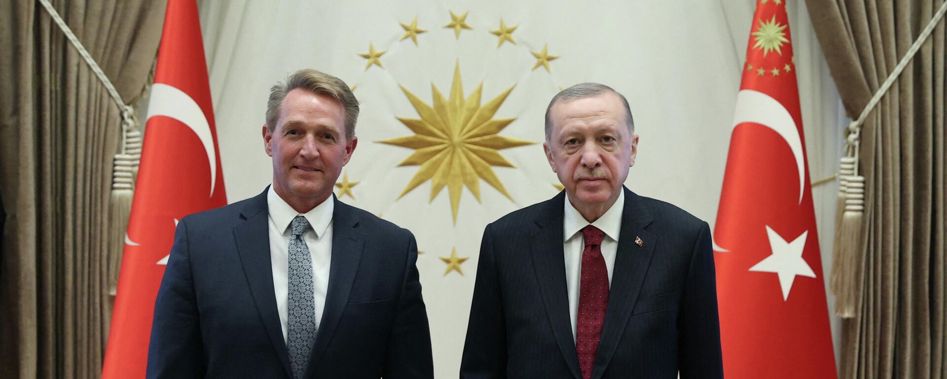 El embajador de EEUU en Ankara, Jeff Flake y el presidente de Turquía, Recep Tayyip Erdogan - Sputnik Mundo, 1920, 04.02.2022
