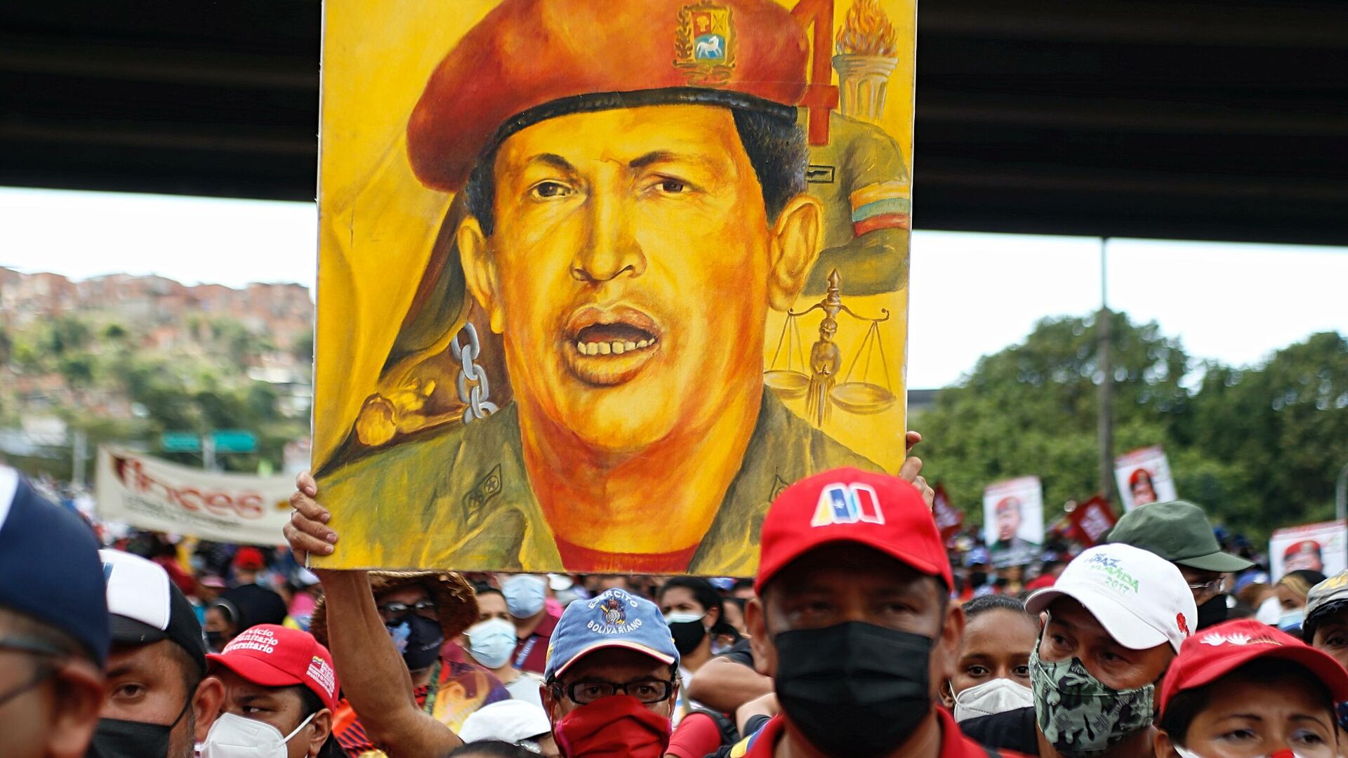 Chavista carga un cuadro de Hugo Chávez en Caracas  - Sputnik Mundo, 1920, 05.02.2022