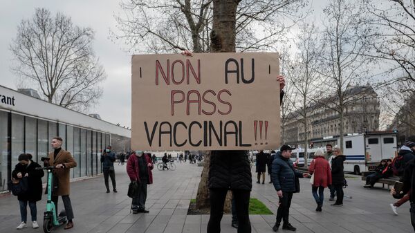 Protesta en París contra el pase de vacunación - Sputnik Mundo