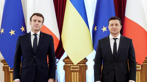 El presidente de Francia, Emmanuel Macron y su homólogo de Ucrania, Volodímir Zelenski - Sputnik Mundo