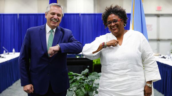  El presidente de Argentina, Alberto Fernández, fue recibido por la primera ministra de Barbados, Mia Mottley - Sputnik Mundo