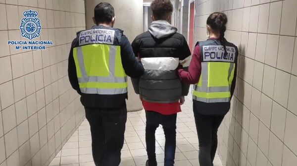 La policía detiene a un presunto miembro de una banda latina en Madrid en 2021 - Sputnik Mundo