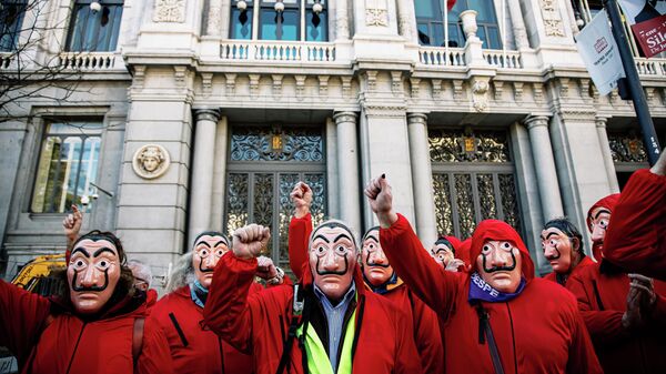 Pensionistas disfrazados de personajes de La casa de papel durante una protesta en Madrid. 9 de febrero de 2022 - Sputnik Mundo