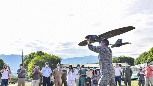 Un efectivo militar lanzando al aire el Coelum, avión no tripulado hecho en Colombia - Sputnik Mundo