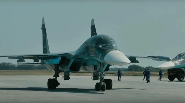 Un Su-34 en un aeródromo improvisado en una autopista en Rusia - Sputnik Mundo