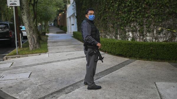 Un inspector en la escena del crimen tras el ataque a Omar García Harfuch, secretario de Seguridad de la Ciudad de México - Sputnik Mundo