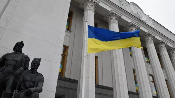 La bandera nacional de Ucrania ondea cerca del edificio de la Rada Suprema  - Sputnik Mundo