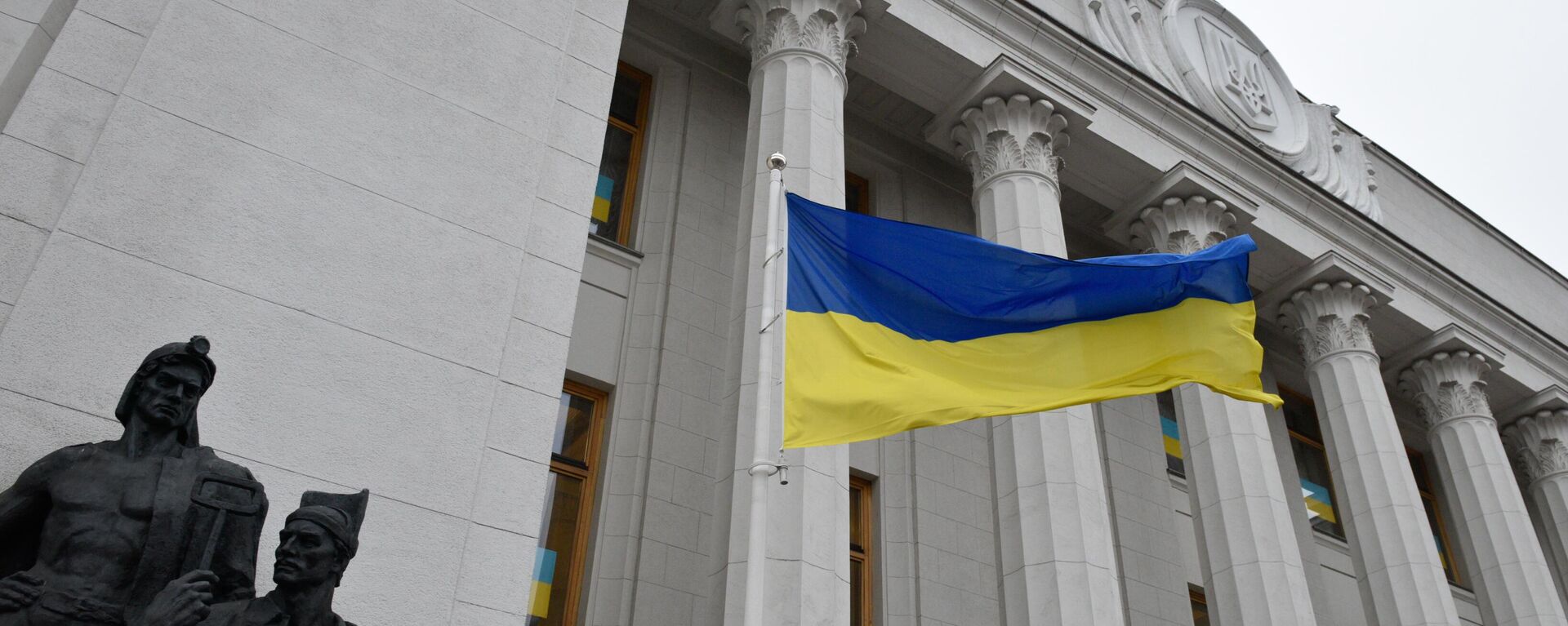 La bandera nacional de Ucrania ondea cerca del edificio de la Rada Suprema  - Sputnik Mundo, 1920, 01.01.2024