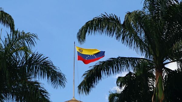 La bandera venezolana flamea en el Palacio Federal Legislativo en Caracas - Sputnik Mundo