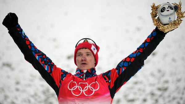 Ilya Burov, esquiador ruso ganador de la medalla de bronce en acrobacias de esquí de estilo libre masculino - Sputnik Mundo