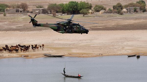 El helicóptero del presidente francés Emmanuel Macron sobrevuela Gao mientras visita a las tropas francesas en la región africana del Sahel en Gao, norte de Malí, el 19 de mayo de 2017 - Sputnik Mundo