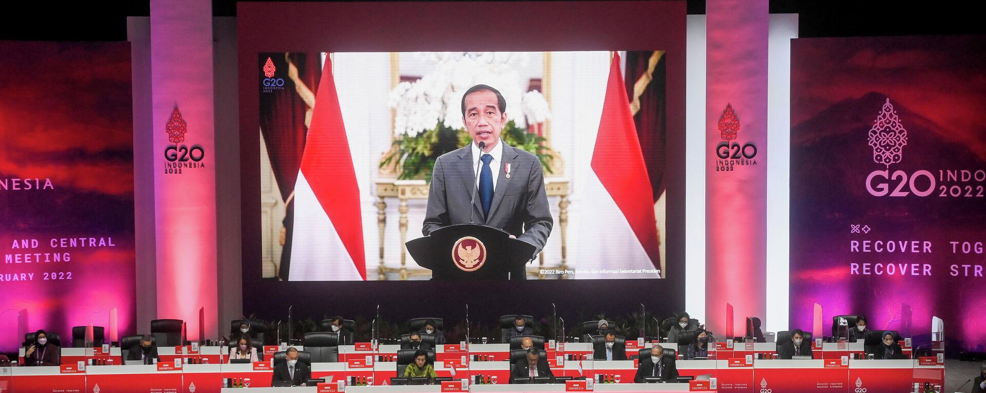 El presidente de Indonesia, Joko Widodo, aparece en una pantalla pronunciando su discurso durante la reunión de ministros de Finanzas y gobernadores de bancos centrales del G20 en el Centro de Convenciones de Yakarta, Yakarta, Indonesia, el 17 de febrero de 2022 - Sputnik Mundo, 1920, 17.02.2022