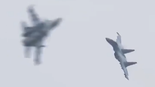 Los cazas Su-35S y Su-30SM en enzarzan en un combate aéreo cerrado por parejas - Sputnik Mundo