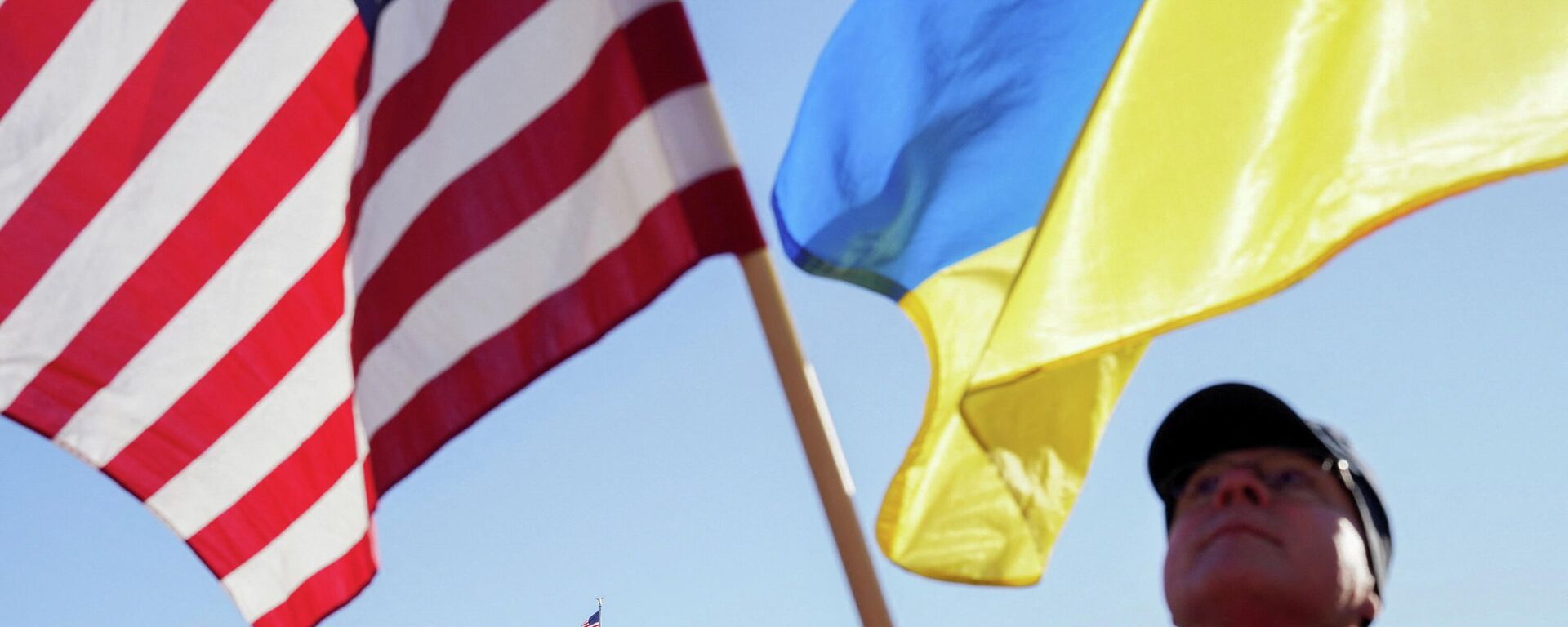Banderas de EEUU y Ucrania - Sputnik Mundo, 1920, 19.02.2022