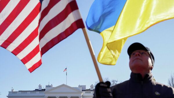 Banderas de EEUU y Ucrania - Sputnik Mundo
