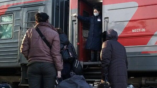 Los refugiados de Donbás llegan a una estación de trenes de la ciudad rusa de Taganrog para desde allí irse a la ciudad de Nizhni Nóvgorod - Sputnik Mundo